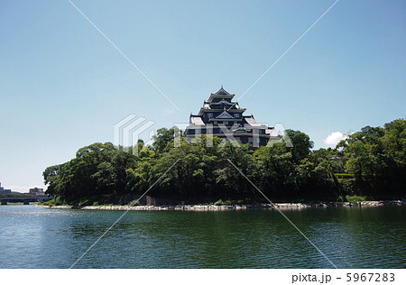 初秋の旭川と岡山城遠景 5967283