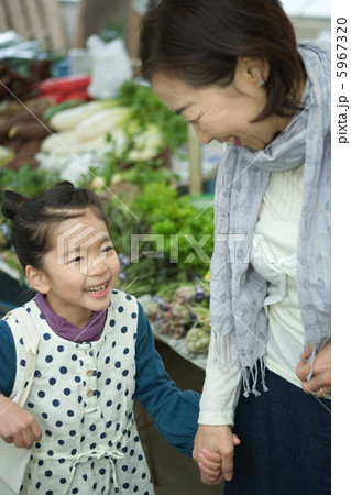 孫娘と買い物をする祖母 孫娘と買い物をする祖母 5967320