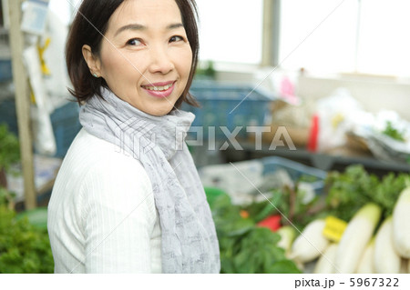 振り向くシニア女性 5967322