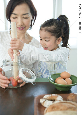 一緒に料理をする祖母と孫娘 5967323