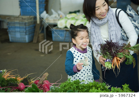 野菜市場で買い物をする孫娘と祖母 野菜市場で買い物をする孫娘と祖母 5967324