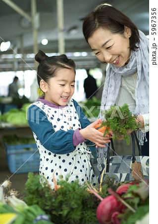 孫娘と野菜を買う祖母 孫娘と野菜を買う祖母 5967356