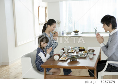 食事の挨拶をする家族 5967679