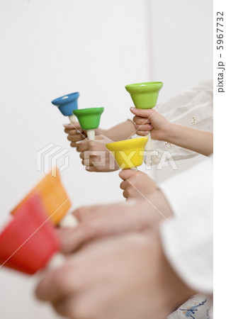 ハンドベルを持つ手 5967732