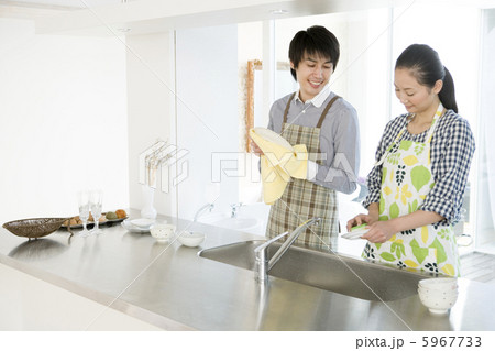 皿洗いをする夫婦2人 5967733
