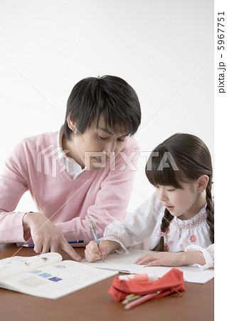 父に勉強を教わる子供 5967751