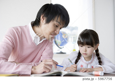 父と勉強をする子供 父と勉強をする子供 5967756