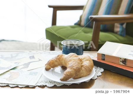 リビングテーブルにあるコーヒーとクロワッサン 5967904