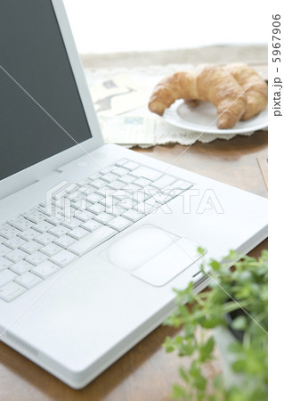 ノートパソコンとクロワッサン 5967906