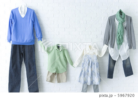 家族4人のカジュアルウエア 5967920