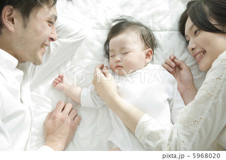 両親と赤ちゃんのポートレート 5968020