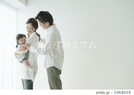 両親と赤ちゃんのポートレート 5968039