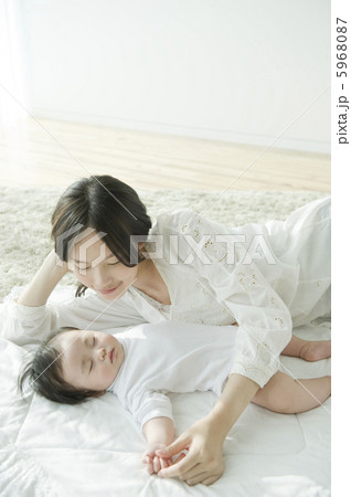 母親と赤ちゃんのポートレート 5968087