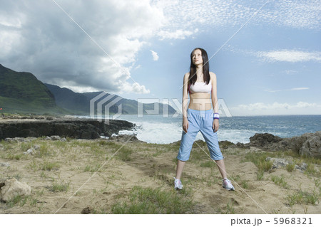 空を見上げる10代女性 5968321