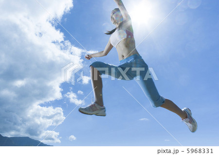 ジャンプする女性 ジャンプする女性 5968331