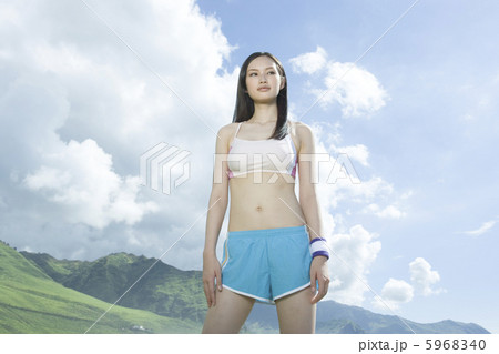 遠くを見つめる10代女性 遠くを見つめる10代女性 5968340