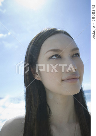 斜め上を見る10代女性の顔アップの写真素材