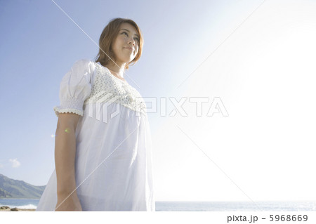 青空と若い女性 青空と若い女性 5968669