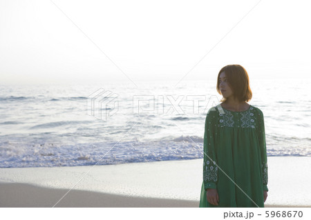 海岸の若い女性 5968670