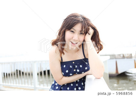 海辺の公園と若い女性 海辺の公園と若い女性 5968856