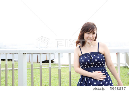 海辺の公園と若い女性 5968857