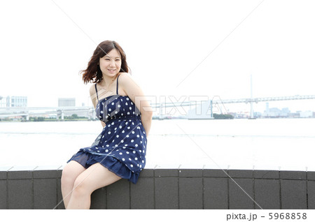 海辺の公園と若い女性 5968858