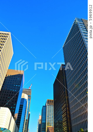 ビルとビルの間の青空(東京都千代田区) ビルとビルの間の青空(東京都千代田区) 5969912