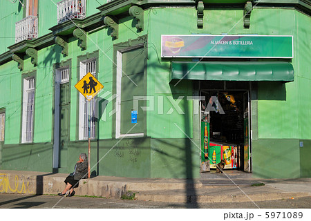 世界遺産 バルパライソの海港都市とその歴史的な町並み、街角。チリ。2010年6月撮影 世界遺産 バルパライソの海港都市とその歴史的な町並み、街角。チリ。2010年6月撮影 5971089