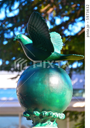 靖国神社の「鳩魂塔(鳩と地球儀)」（東京都千代田区九段北） 5973632