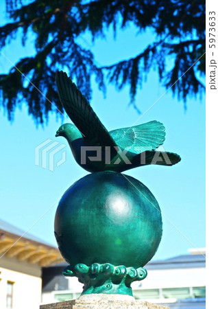 靖国神社の「鳩魂塔(鳩と地球儀)」（東京都千代田区九段北） 5973633