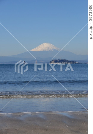 逗子海岸からの富士山と江の島 逗子海岸からの富士山と江の島 5973986