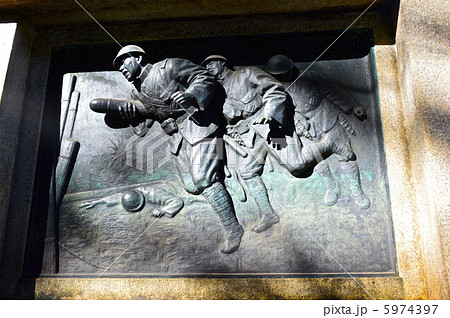 「爆弾三勇士」のレリーフ（靖国神社／東京都千代田区九段北） 5974397