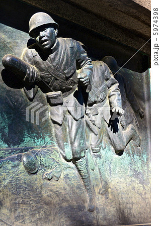 爆弾三勇士」のレリーフ（靖国神社／東京都千代田区九段北）の写真素材