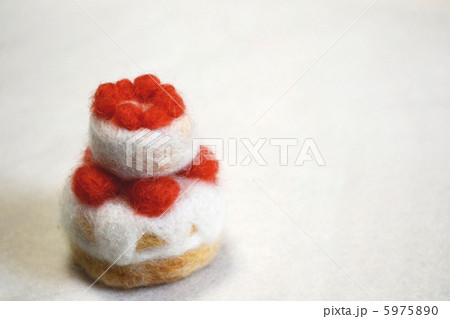 羊毛フェルトケーキ イチゴ 横の写真素材