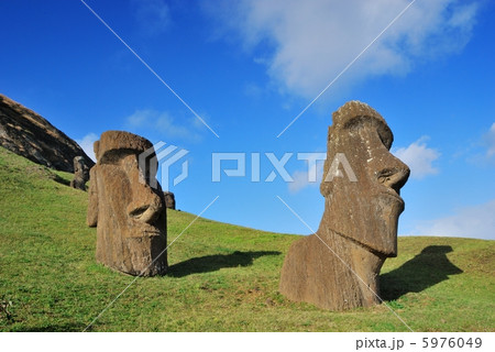 世界遺産 ラパ ヌイ国立公園 ラノ ララクのモアイ チリ イースター島 ２０１０年７月撮影の写真素材