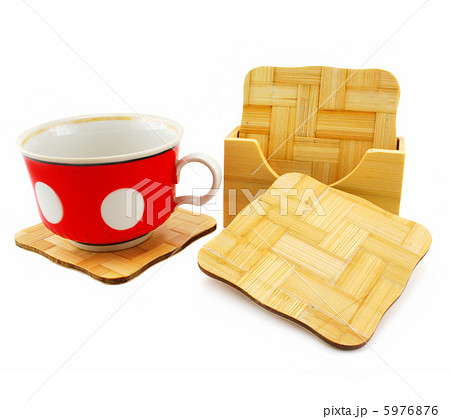 Colored cup and set of wooden trivets 5976876