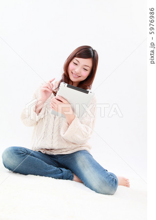 アイパッドで遊ぶ女性 5976986