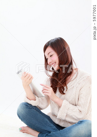 アイパッドで女性 5977001