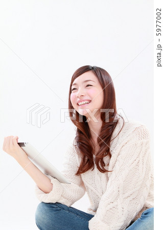 アイパッドで女性 5977002