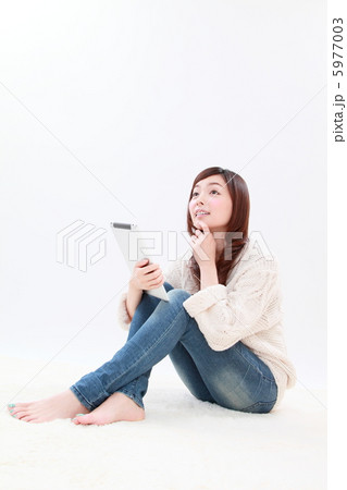 アイパッドで女性 5977003