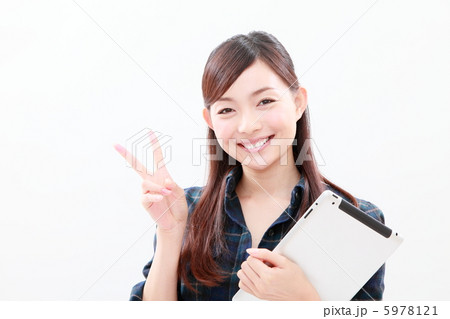 アイパッドと女性 5978121