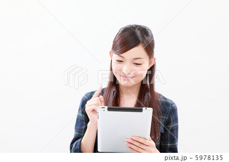 アイパッドと女性 5978135