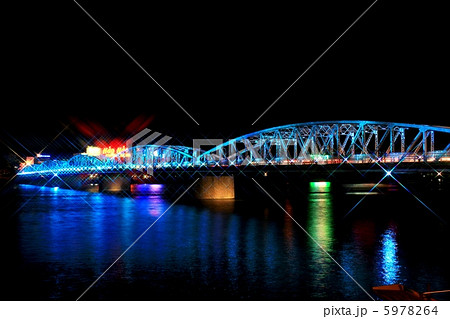 ライトアップされたフエのチャンティエン橋 5978264