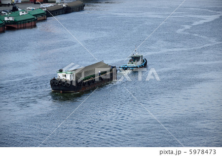 タグボートに引かれる運搬船 タグボートに引かれる運搬船 5978473