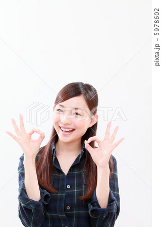 OKサインを出す女性 5978602