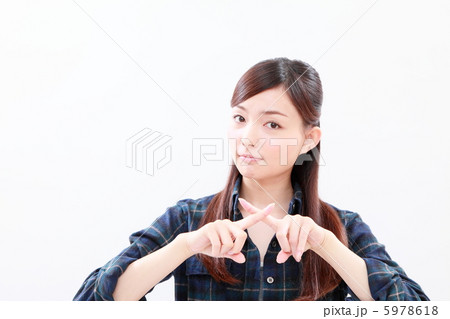 バツを出す女性 5978618