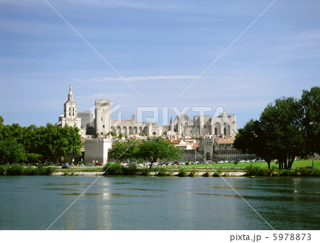 ローヌ川から見るアヴィニヨン教皇庁 ローヌ川から見るアヴィニヨン教皇庁 5978873