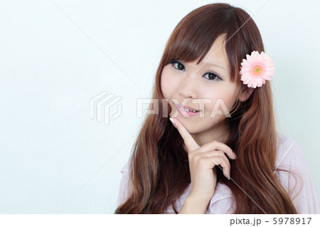 若い女性　花　 5978917