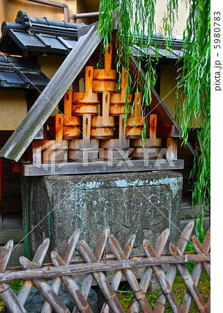 柳と天水桶（島原大門／京都市下京区西新屋敷町） 5980783