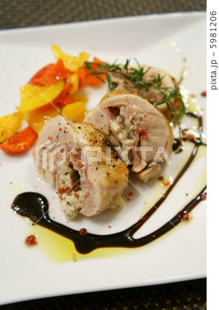 いろいろキノコとマスカルポーネのペーストと生ハムを巻いた鶏肉のインヴォルティーニ バルサミコソースで いろいろキノコとマスカルポーネのペーストと生ハムを巻いた鶏肉のインヴォルティーニ バルサミコソースで 5981206